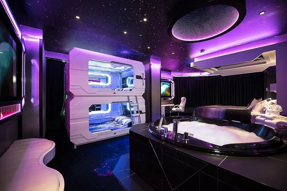 Fantasyland Hotel Edmonton 4*,
