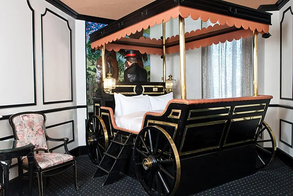 Fantasyland Hotel Edmonton 4*,